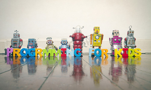 用木制字母和 w 上的复古机器人为孩子们编程