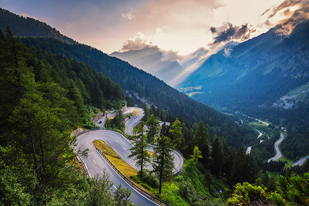 夕阳路摄影照片_日落时在瑞士的 Maloja 山口路