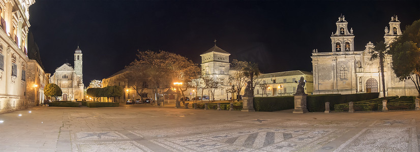 莫比乌斯环设计摄影照片_巴斯克斯莫利纳广场在晚上，乌韦达，西班牙