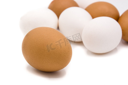 孤立在白色背景上的棕色和白色鸡蛋