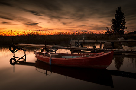 夕阳下的红船
