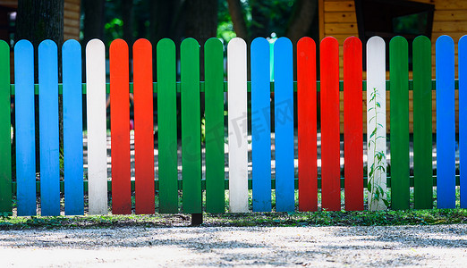 漂亮的彩色围栏红、白、绿、蓝