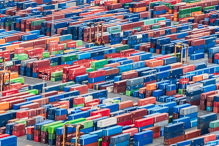 鸟瞰堆放在商业港口的海运集装箱