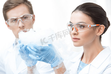 戴防护眼镜的年轻专业化学家用液氮做实验