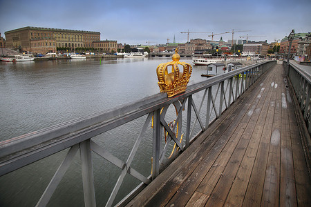 Skeppsholm Bridge (Skeppsholm Bridge) 桥上有金皇冠