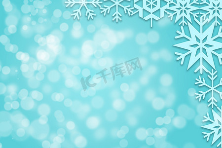 蓝色雪花摄影照片_与蓝色雪花的抽象圣诞节bokeh背景。