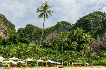 泰国沙滩上的山脉和棕榈树景观