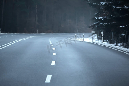 冬季空旷的交通路线，特殊视角