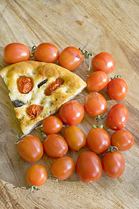 新鲜西红柿上的楔形面包