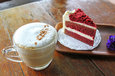 热牛奶摄影照片_木桌上的咖啡和红丝绒蛋糕