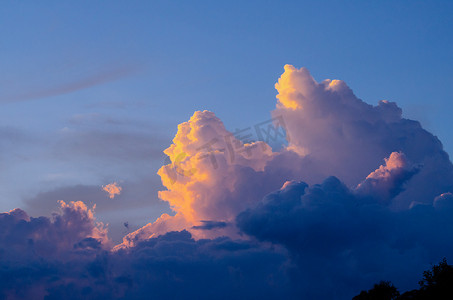 大气冬季背景摄影照片_蓝天有云在冬季，泰国土地，有感觉哈