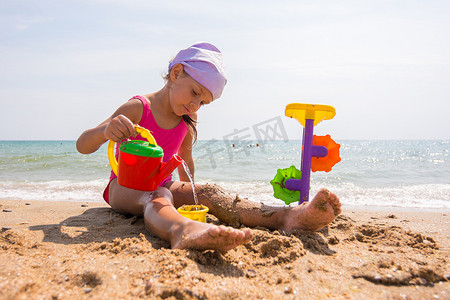 巴拿马女孩在沙滩上玩沙玩具