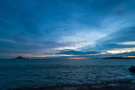 泰国日落后阴沉的深蓝色海景
