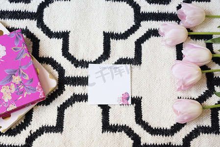 粉色圆点摄影照片_斯堪的纳维亚地毯上的粉色郁金香相框。