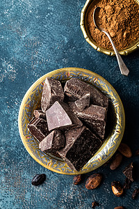 黑巧克力碎块和可可豆，烹饪背景，顶视图
