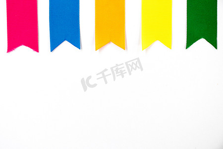 黄色的装饰彩带摄影照片_白色背景上的彩带（粉色、蓝色、橙色、黄色、绿色）
