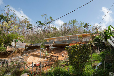 飓风玛丽亚过后波多黎各公路上的泥石流