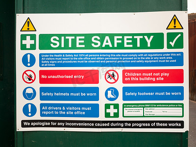 施工工地安全图标摄影照片_绿墙上工地安全标志的特写