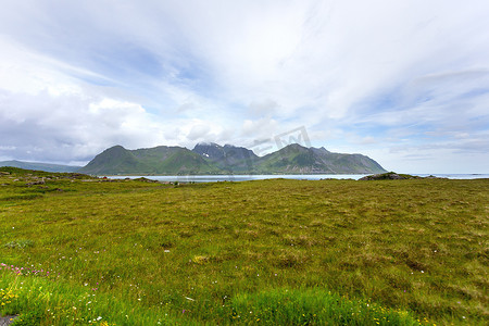 美丽的斯堪的纳维亚风景，有草地、山脉和村庄