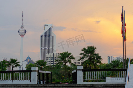 京东2016摄影照片_吉隆坡，马来西亚-2016 年 1 月 16 日：首都天际线和吉隆坡塔上美丽的日落。