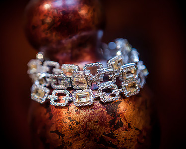缠绕在青铜雕像上的珠宝链。
