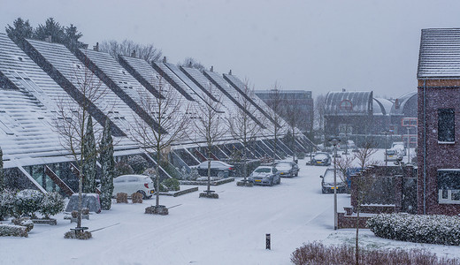 冬天街道摄影照片_冬季的荷兰村庄，一个现代荷兰村庄的街道，雪天，荷兰的城市景观