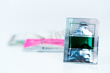 铝箔小袋中的温和类固醇口服糊剂在小袋的模糊背景上。