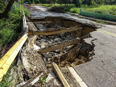 塌陷在波多黎各卡瓜斯的道路上