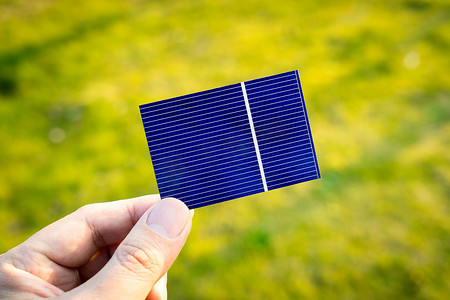 绿色能源，光伏太阳能电池用手