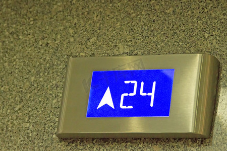 数字告诉 24 楼的电梯在 under lighthin