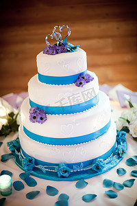 与银色婚礼礼帽的五颜六色的蓝色和紫色婚礼蛋糕