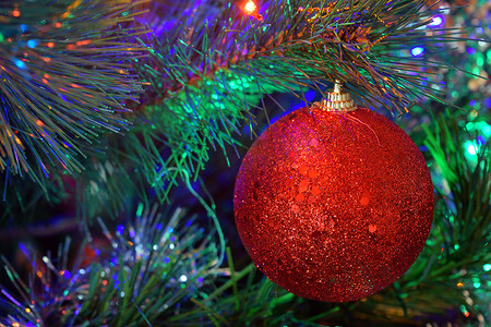 树上的圣诞球，有灯光和星星