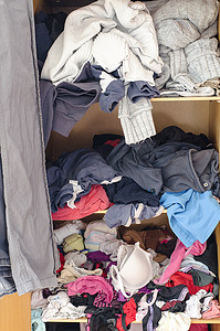 衣柜里一堆不小心散落的衣服