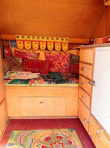 复古房车摄影照片_小型复古大篷车露营车用作公路旅行的小房子