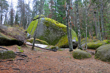 Stolby 自然保护区，几千年来水和风将石头加工成奇形怪状的形状。