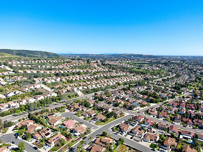 蓝天山谷中上层中产阶级社区的鸟瞰图