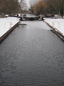Padworth Lock、Kennet 和 Avon 运河的冰水