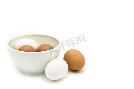 碗里的棕色和白色鸡蛋