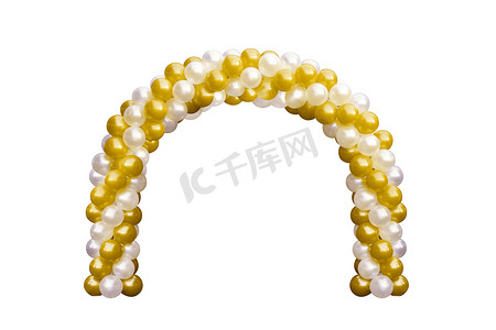 气球拱门门金黄色和白色，拱门婚礼，气球节设计装饰元素与拱花设计隔离在白色背景