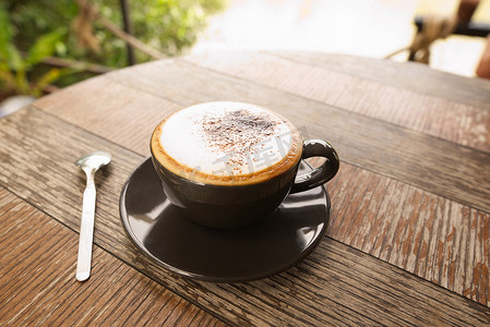 热牛奶摄影照片_棕色杯子里的热摩卡咖啡或卡布奇诺