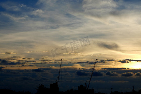 城市高铁背景摄影照片_起重机剪影在日落风景背景的。