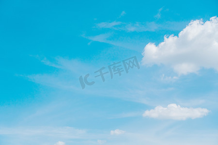 复制空间夏天蓝天和白云背景。