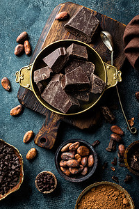 黑巧克力碎块和可可豆，顶视图