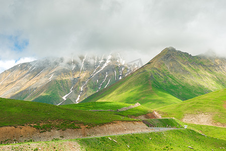 六月穿越格鲁吉亚，美丽的山和云