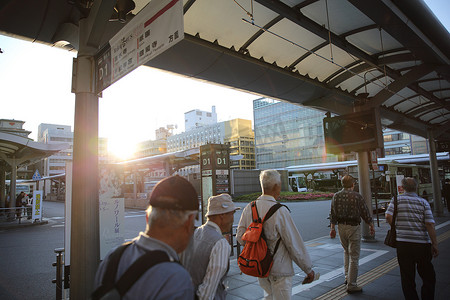 日本京都-2016 年 6 月 2 日：京都站是城市的交通工具