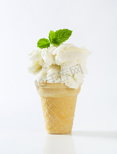 冰淇冰糕雪糕甜筒摄影照片_白色冰淇淋甜筒