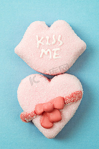 带有“KISS ME”字样的糖果