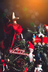 圣诞背景，木制装饰品和礼品盒