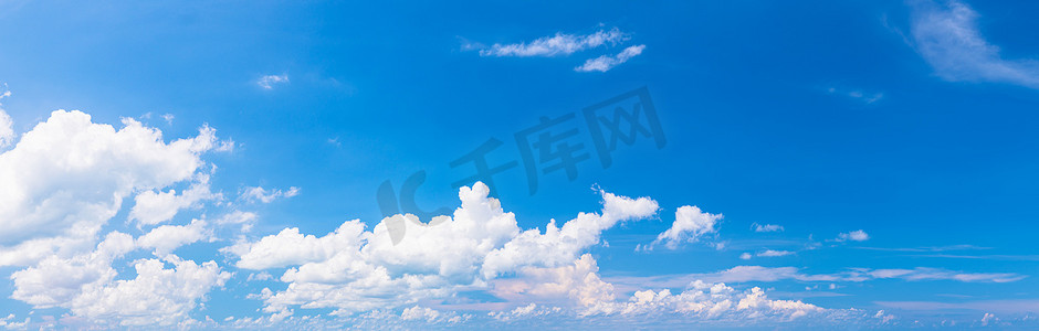 蓝色、梦幻摄影照片_全景蓝天和云