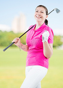 秋千背景摄影照片_快乐的女子高尔夫球手在高尔夫 c 的背景下享受他的胜利